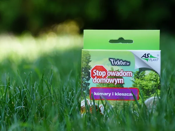 Preparat Tickout stojący w trawie